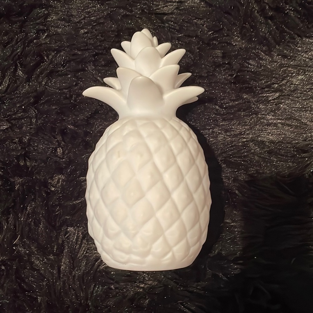 Color changing pineapple